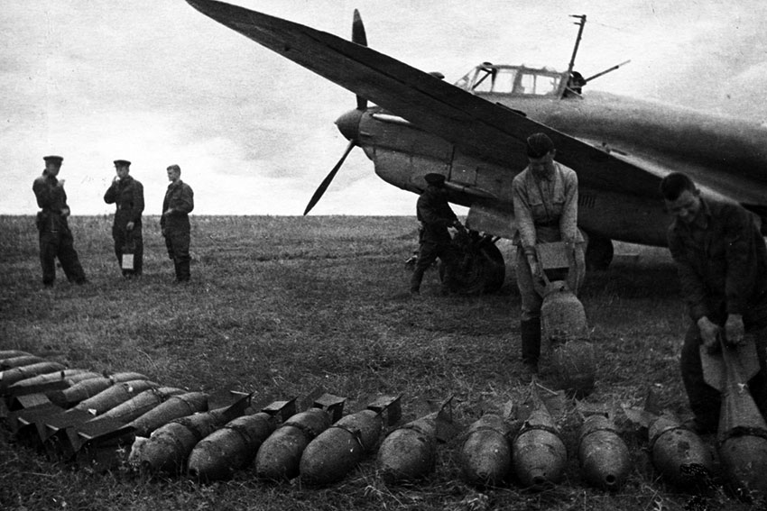 Загружают бомбы ФАБ-50 и ФАБ-100 в советский бомбардировщик... Загружают бомбы ФАБ-50 и ФАБ-100 в советский бомбардировщик...