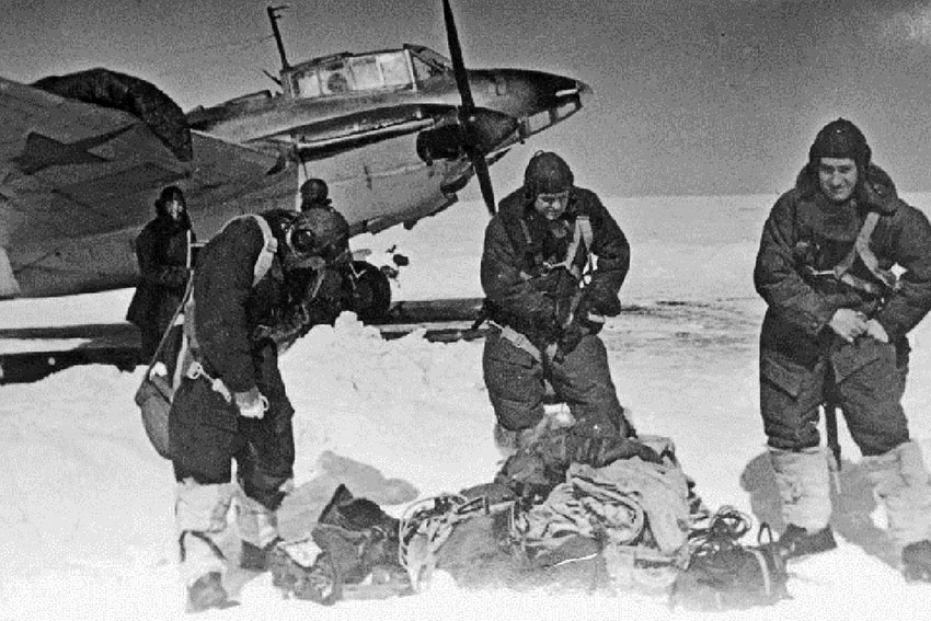 Экипаж советского бомбардировщика Пе-2 из 8-го гвардейского... Экипаж советского бомбардировщика Пе-2 из 8-го гвардейского...