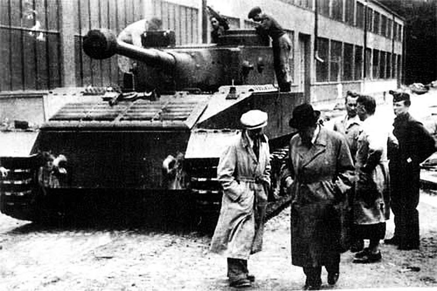 Фердинанд Порше осматривает один из прототипов танка VK4501... Фердинанд Порше осматривает один из прототипов танка VK4501...