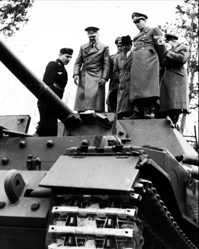 Фердинанд Порше (Ferdinand Porsche, 1875 - 1951) демонстрирует А Гитлер... Фердинанд Порше (Ferdinand Porsche, 1875 - 1951) демонстрирует А Гитлер...