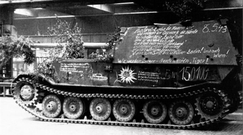«Фердинанд» (Sd.Kfz. 184) с номером шасси 150100 (Fgst. Nr. 150100) на заводе... «Фердинанд» (Sd.Kfz. 184) с номером шасси 150100 (Fgst. Nr. 150100) на заводе...