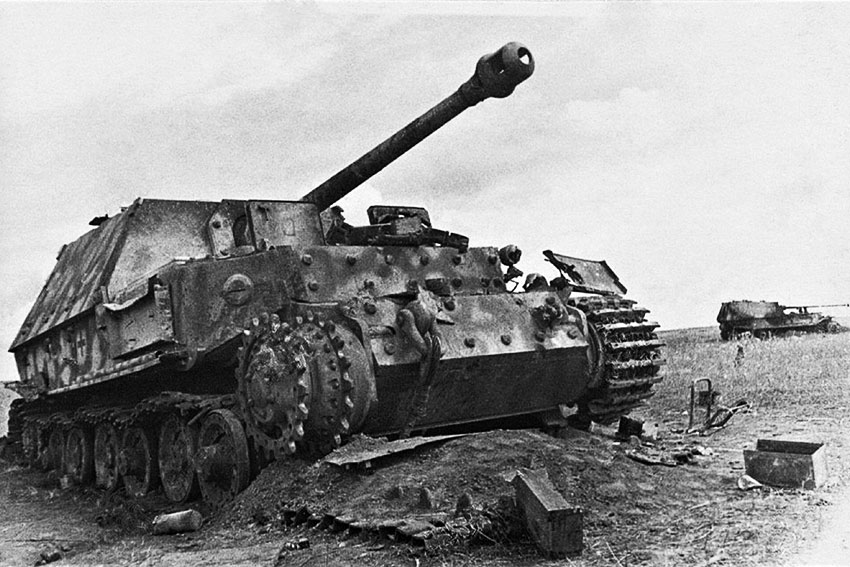 Зимой 1943 года оставшиеся «Фердинанды» (около 50 машин) были... Зимой 1943 года оставшиеся «Фердинанды» (около 50 машин) были...