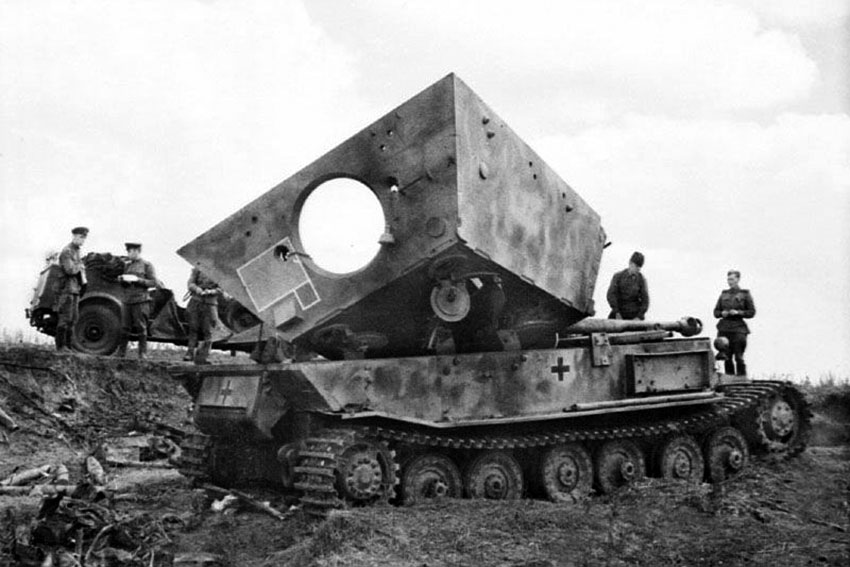 Немецкая САУ «Фердинанд» из состава 653-го батальона, разрушенная... Немецкая САУ «Фердинанд» из состава 653-го батальона, разрушенная...