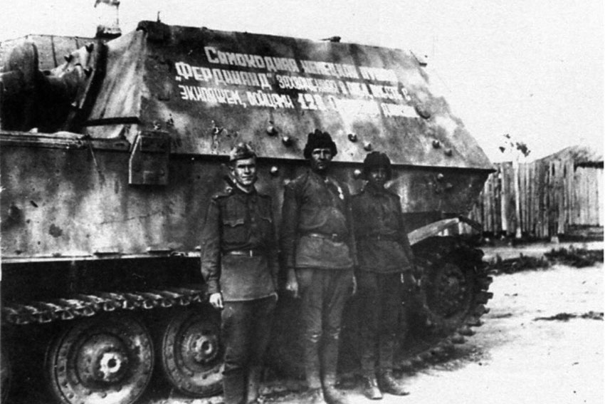 Немецкие военные чистят ствол орудия САУ «Элефант», Западная... Немецкие военные чистят ствол орудия САУ «Элефант», Западная...