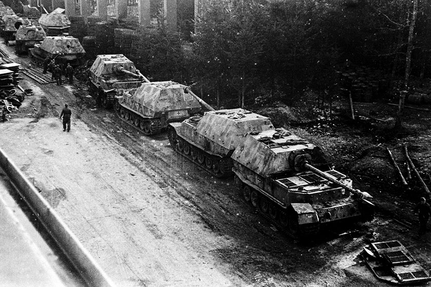 Немецкие САУ «Фердинанд» (Sd.Kfz. 184), доставленные на завод... Немецкие САУ «Фердинанд» (Sd.Kfz. 184), доставленные на завод...