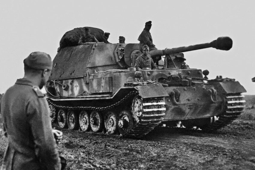 «Фердинанд» 653-й батальон движется через деревню до наступления... «Фердинанд» 653-й батальон движется через деревню до наступления...