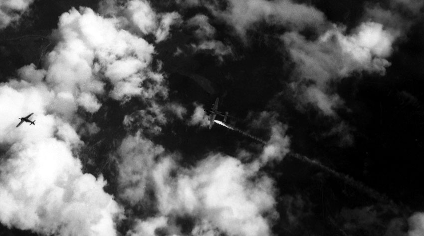 Fw. 190 атакует американский бомбардировщик B-24H-30FO «Либерейтор»...