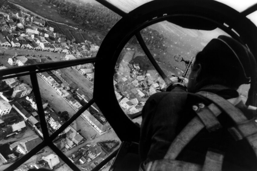 Штурман-бомбардир He 111 у носовой пулеметной установки Ikaria...