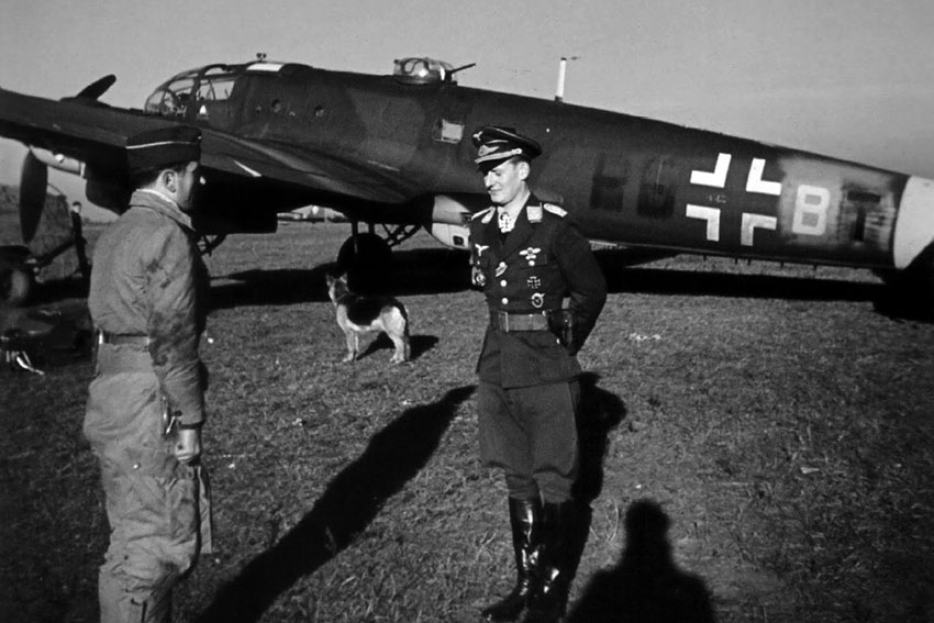 Оберлейтенант строит члена экипажа бомбардировщика Heinkel...