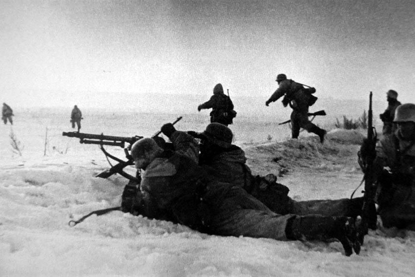 Расчет пулемета MG 34 прикрывает продвижение немецких солдат...
