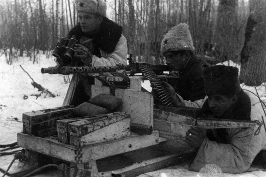 Советские партизаны с трофейным немецким пулеметом MG-34...