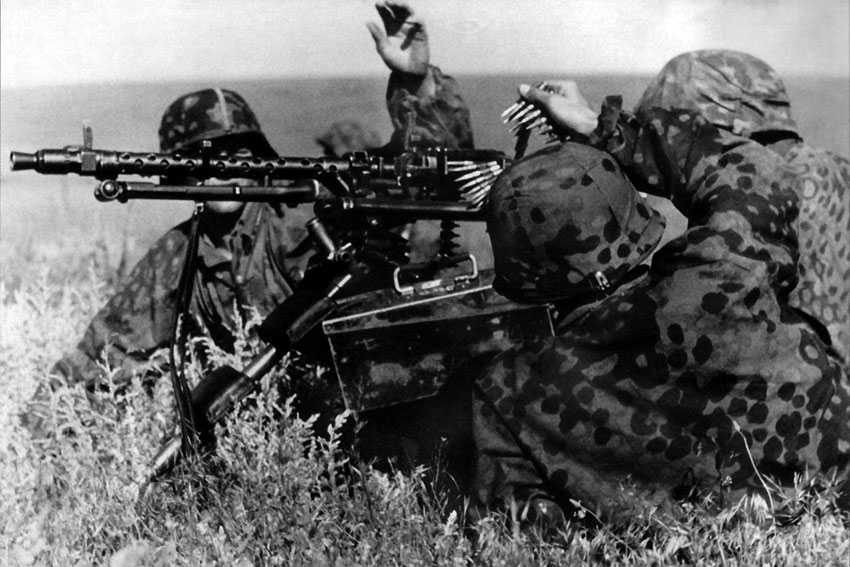 Солдаты Ваффен СС у пулемета MG-34.