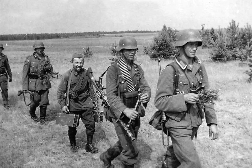 Немецкие солдаты с пулеметом MG 34 из 460-го пехотного полка...