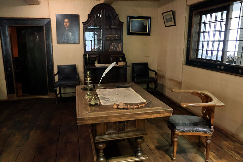 Кабинет. Стол, кресло, книжный шкаф.