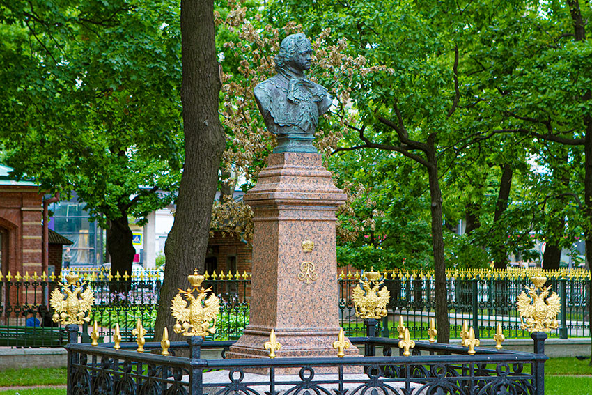Памятник Петру I у Домика Петра I расположен в Санкт-Петербурге... Памятник Петру I у Домика Петра I расположен в Санкт-Петербурге...