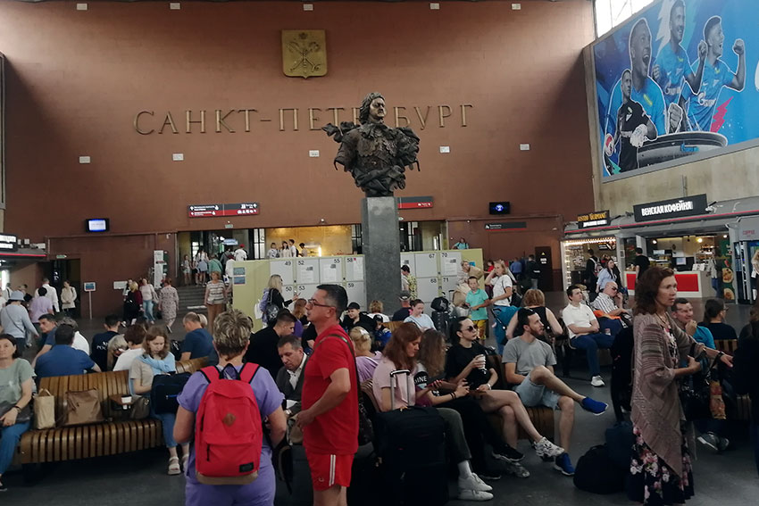 Бронзовый памятник Петру Великому стоит в световом зале... Бронзовый памятник Петру Великому стоит в световом зале...