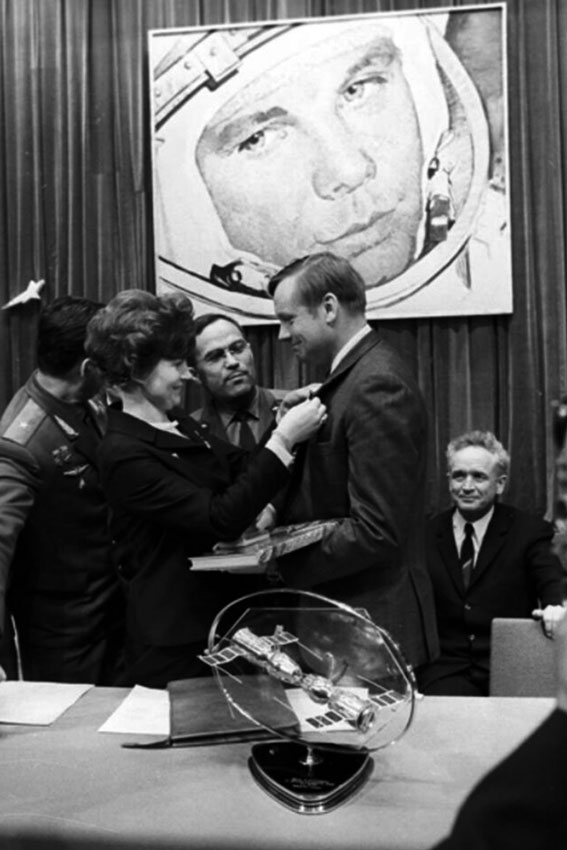 Валентина Терешкова и Нил Армстронг, СССР, 1970 год
Почти... Валентина Терешкова и Нил Армстронг, СССР, 1970 год
Почти...