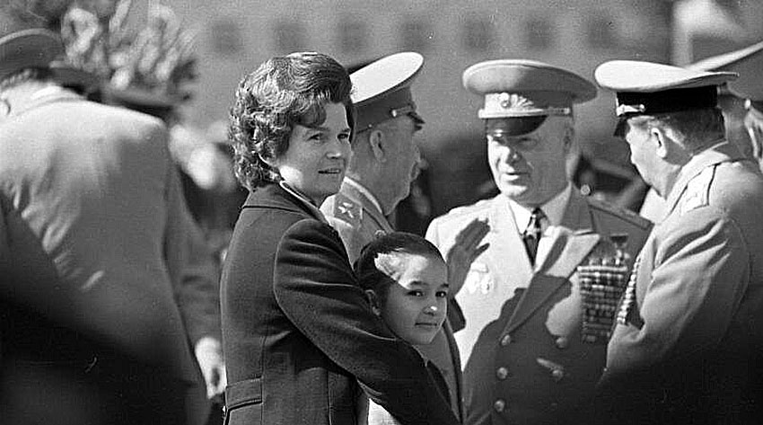 В июне 1964 года, спустя ровно год после возвращения на Землю,... В июне 1964 года, спустя ровно год после возвращения на Землю,...
