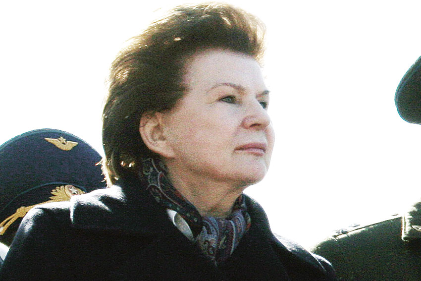 Валентина Терешкова на месте приземления Ю. Гагарина парк... Валентина Терешкова на месте приземления Ю. Гагарина парк...