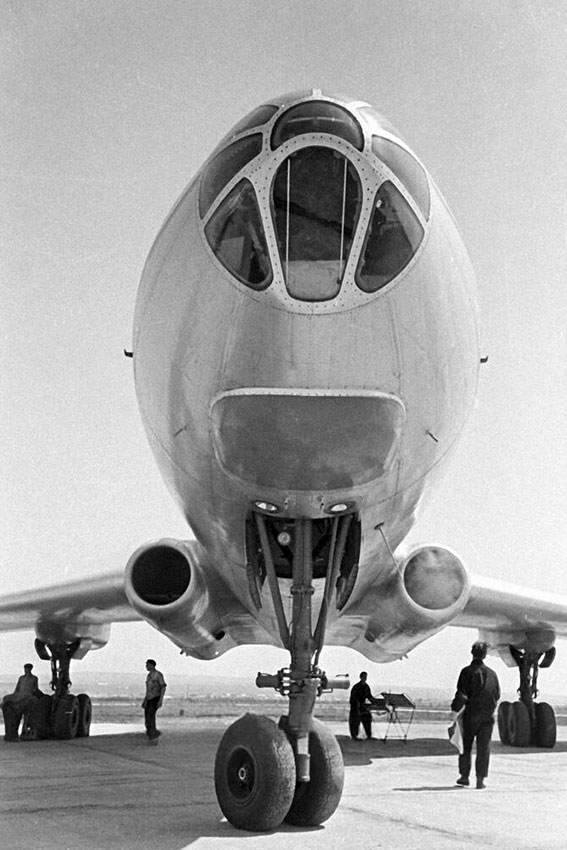 Техники готовят к очередному рейсу Ту-104. 1962 год. Внуково.