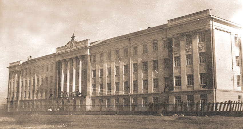 История здания Пед институт- Зенитно ракетного училища