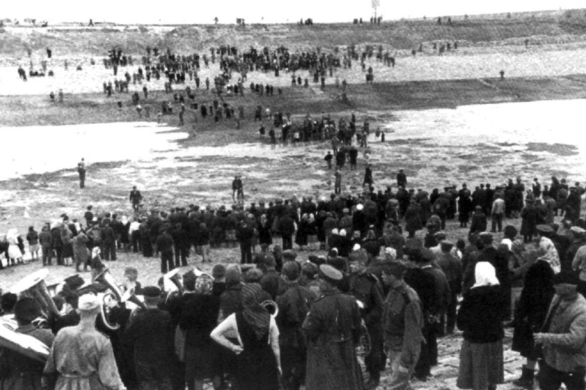 <b>31 мая 1952 года в 13 часов 55 минут</b> воды Волги и Дона слились...