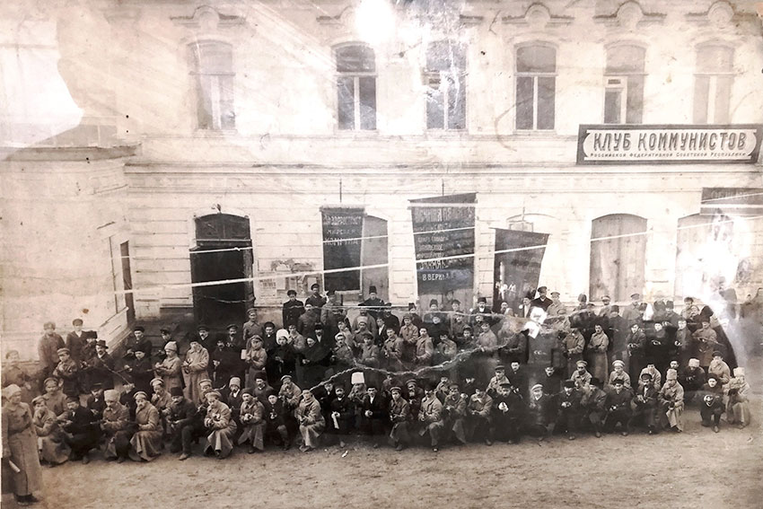 <b>Ноябрь</b> 
В мировой фонд революции трудящихся Покровска...