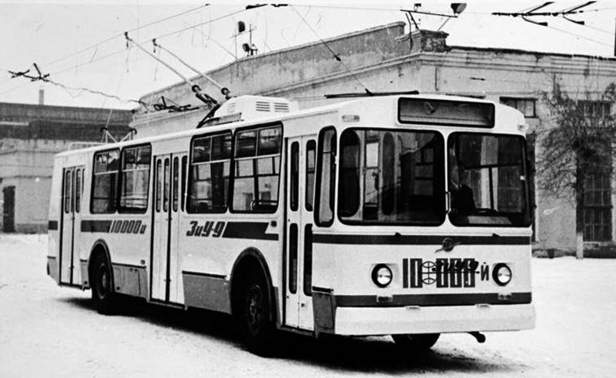 Тысячный троллейбус ЗиУ-щ, выпущенный на заводе,1977 год.