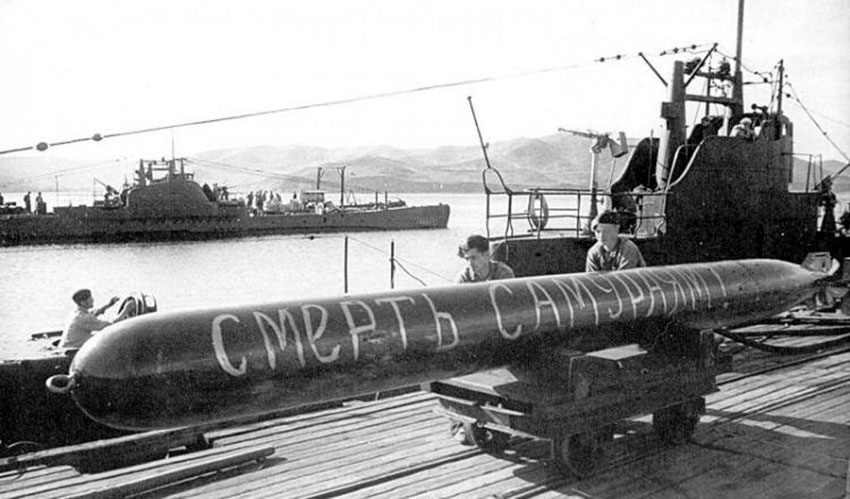 Погрузка торпеды на подводную лодку, август 1945 год. Погрузка торпеды на подводную лодку, август 1945 год.