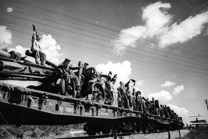 Эшелон с артиллерией едет на Манчжурский фронт, 1945 год. Эшелон с артиллерией едет на Манчжурский фронт, 1945 год.