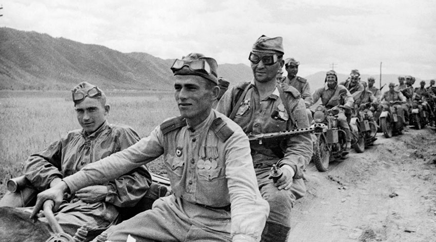 Колонна советских мотоциклистов на американских мотоциклах... Колонна советских мотоциклистов на американских мотоциклах...