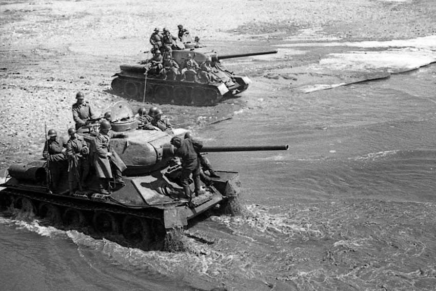 Советские танки Т-34-85 на берегу реки. У некоторых бойцов... Советские танки Т-34-85 на берегу реки. У некоторых бойцов...
