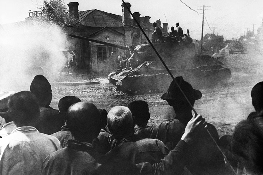 Советские танки Т-34-85 в освобожденном китайском городе... Советские танки Т-34-85 в освобожденном китайском городе...