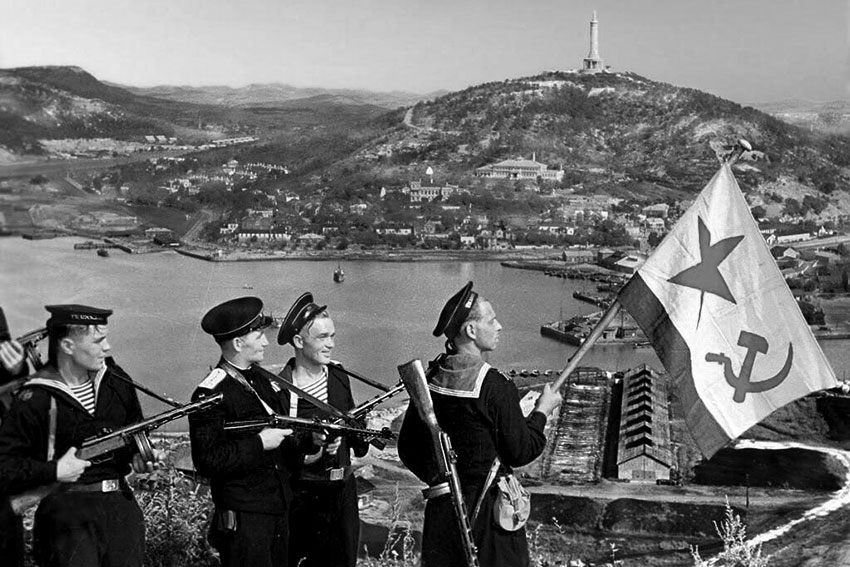 Советские моряки поднимают флаг ВМФ СССР над бухтой Порт-Артура... Советские моряки поднимают флаг ВМФ СССР над бухтой Порт-Артура...