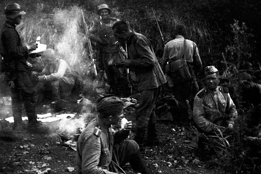 Советские солдаты на привале у костра на Сахалине во время... Советские солдаты на привале у костра на Сахалине во время...