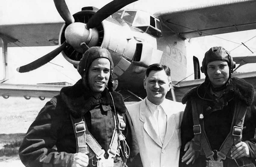 В. А. Калинин, О. К. Антонов и В. И. Баклайкин у Ан-6. 1948 год.