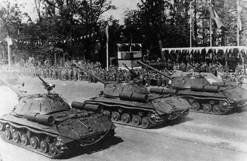 Колонна из 52 советских тяжелых танков ИС-3 из состава 2-й... Колонна из 52 советских тяжелых танков ИС-3 из состава 2-й...