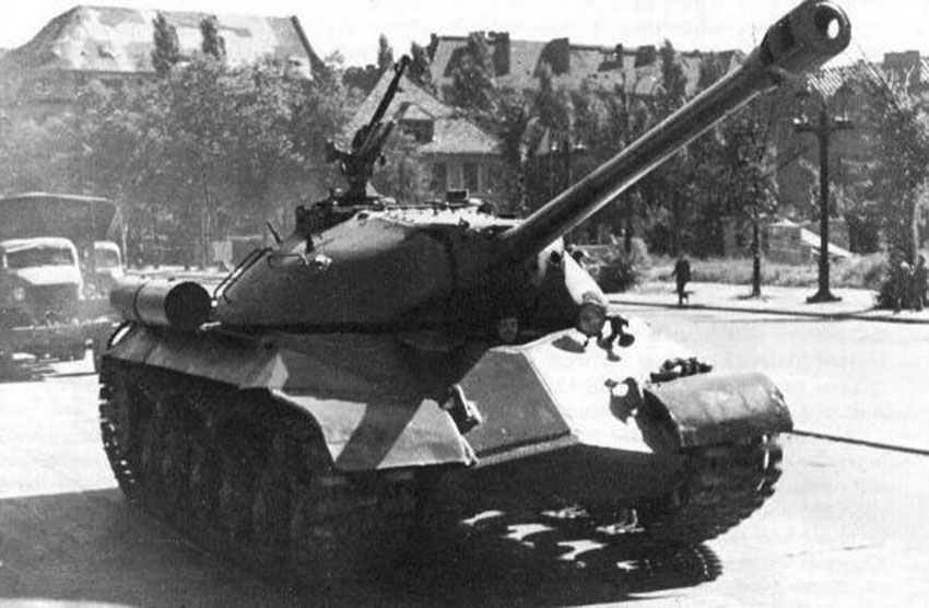 Колонна из 52 советских тяжелых танков ИС-3 из состава 2-й... Колонна из 52 советских тяжелых танков ИС-3 из состава 2-й...