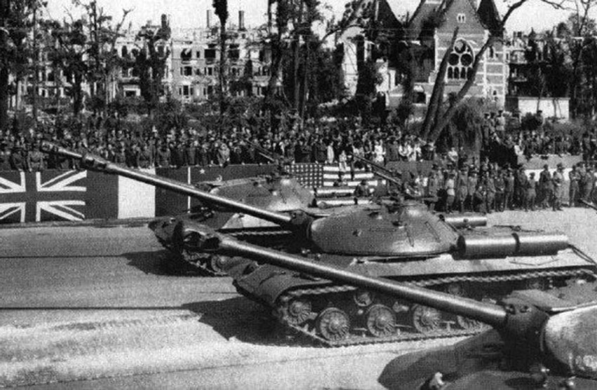 Колонна из 52 советских тяжелых танков ИС-3 из состава 2-й... Колонна из 52 советских тяжелых танков ИС-3 из состава 2-й...