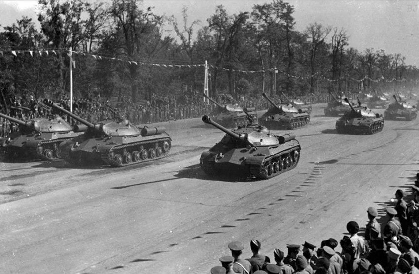 Колонна из 52 советских тяжелых танков ИС-3 из состава 2-й... Колонна из 52 советских тяжелых танков ИС-3 из состава 2-й...