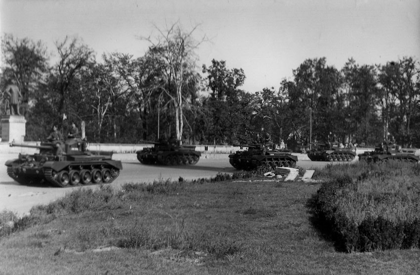 Парад Победы союзных войск 7 сентября 1945 года. Колонна из... Парад Победы союзных войск 7 сентября 1945 года. Колонна из...