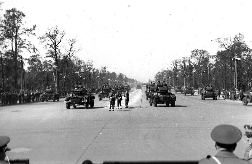 Парад Победы союзных войск 7 сентября 1945 года.
Колонна... Парад Победы союзных войск 7 сентября 1945 года.
Колонна...