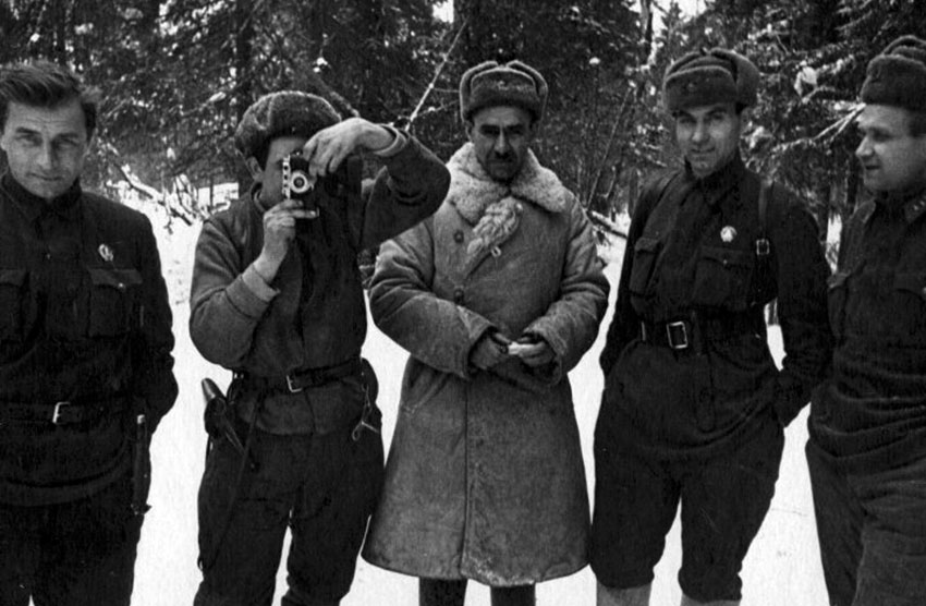 Групповой портрет. Партизанский край. Ленинградская область.

Слева...