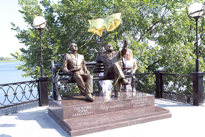 Памятник Гагарину и Королеву