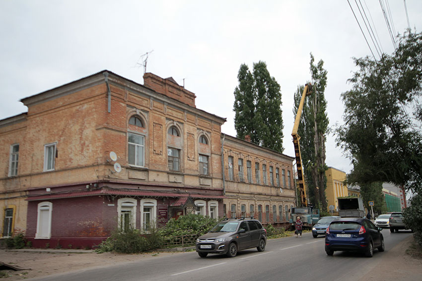 На улице Нестерова