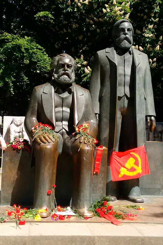 Памятники основоположникам коммунизьма