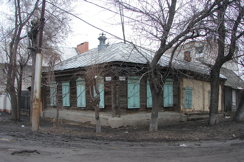 Дома из жигулевских лиственниц (ул. Свердлова, 27 и ул. Ленина, 7)