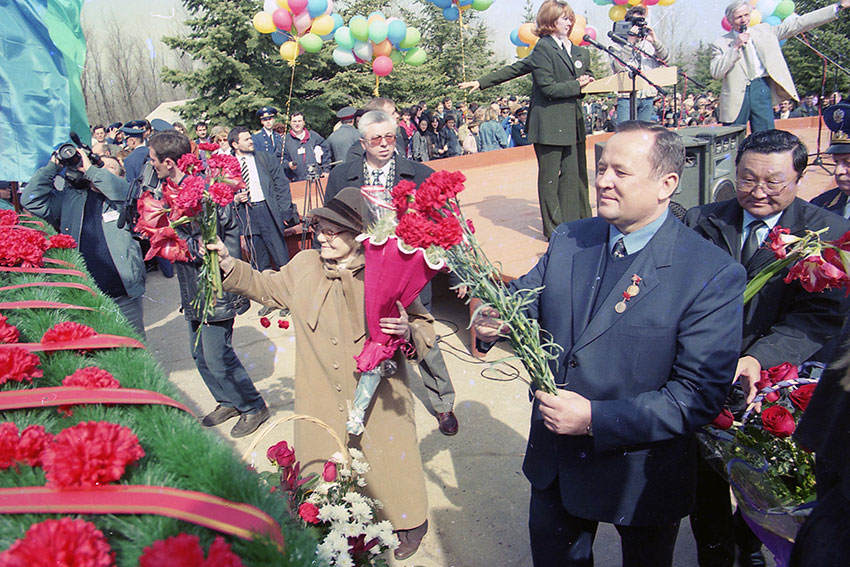 12 апреля 2001 года