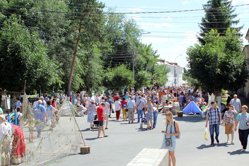На праздничных улицах Вольска