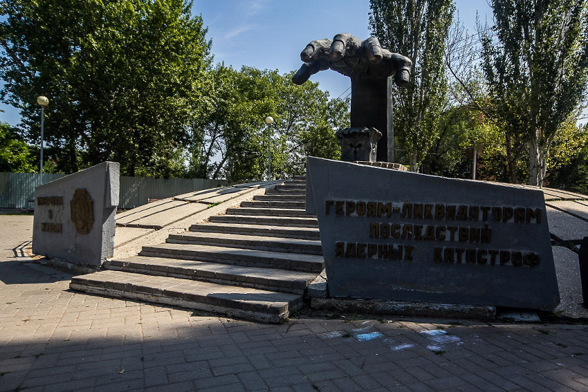 Новая церковь в сквере.